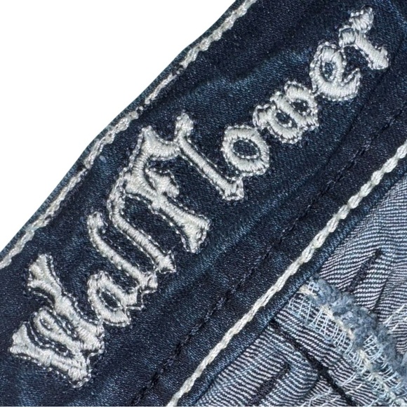 Wallflower Juniors SZ 7 Capris Dark Blue Faded Whiskering Rhinestones Stitching - Picture 5 of 8